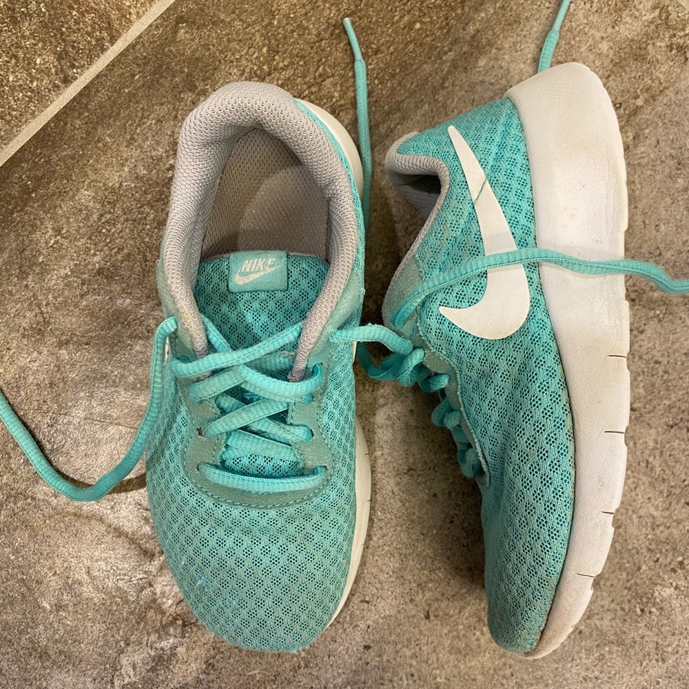 Girls Teal Nike’s